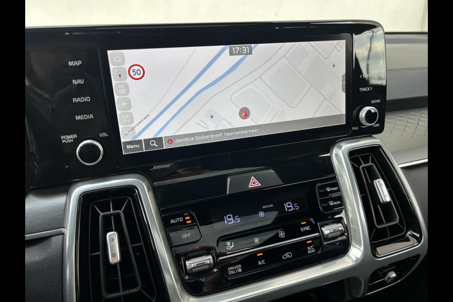 Kia Sorento 1.6 T-GDI Plug-in Hybrid 4WD ExecutiveLine Automaat | Elektrische Trekhaak | 7 Persoons | Panoramadak | BOSE | Leder | HUD | 360 Camera | Navi | 19” Velgen | Stoelkoeling | Key-Less | BSD | Clima | Stuur-/Stoelverwarming | PDC | Cruise | LED |