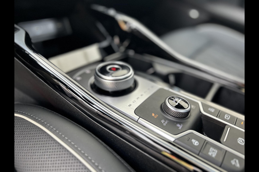 Kia Sorento 1.6 T-GDI Plug-in Hybrid 4WD ExecutiveLine Automaat | Elektrische Trekhaak | 7 Persoons | Panoramadak | BOSE | Leder | HUD | 360 Camera | Navi | 19” Velgen | Stoelkoeling | Key-Less | BSD | Clima | Stuur-/Stoelverwarming | PDC | Cruise | LED |