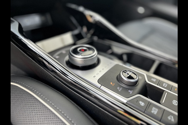 Kia Sorento 1.6 T-GDI Plug-in Hybrid 4WD ExecutiveLine Automaat | Elektrische Trekhaak | 7 Persoons | Panoramadak | BOSE | Leder | HUD | 360 Camera | Navi | 19” Velgen | Stoelkoeling | Key-Less | BSD | Clima | Stuur-/Stoelverwarming | PDC | Cruise | LED |