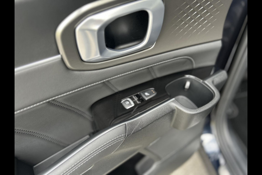 Kia Sorento 1.6 T-GDI Plug-in Hybrid 4WD ExecutiveLine Automaat | Elektrische Trekhaak | 7 Persoons | Panoramadak | BOSE | Leder | HUD | 360 Camera | Navi | 19” Velgen | Stoelkoeling | Key-Less | BSD | Clima | Stuur-/Stoelverwarming | PDC | Cruise | LED |