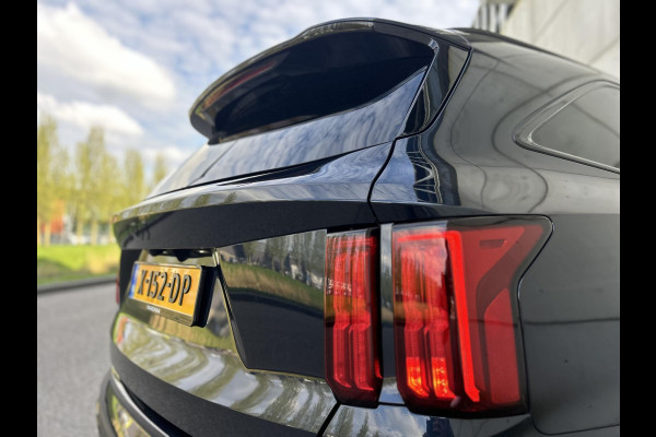 Kia Sorento 1.6 T-GDI Plug-in Hybrid 4WD ExecutiveLine Automaat | Elektrische Trekhaak | 7 Persoons | Panoramadak | BOSE | Leder | HUD | 360 Camera | Navi | 19” Velgen | Stoelkoeling | Key-Less | BSD | Clima | Stuur-/Stoelverwarming | PDC | Cruise | LED |