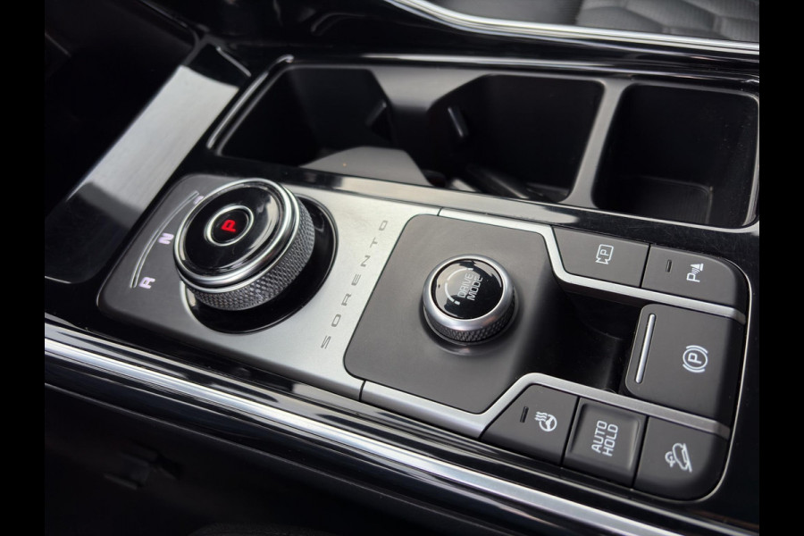 Kia Sorento 1.6 T-GDI Hybrid 2WD ExecutiveLine 7p. Automaat | 7 Persoons | BOSE | Leder | Navi | 19” Velgen | Stoelkoeling | Key-Less | BSD | Clima | Stuur-/Stoelverwarming | PDC | Cruise | LED |