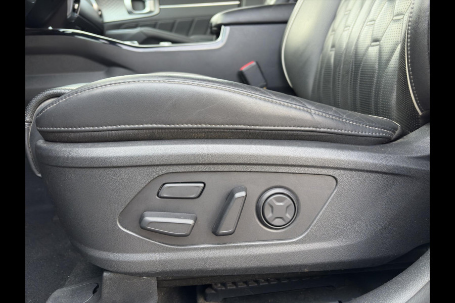 Kia Sorento 1.6 T-GDI Hybrid 2WD ExecutiveLine 7p. Automaat | 7 Persoons | BOSE | Leder | Navi | 19” Velgen | Stoelkoeling | Key-Less | BSD | Clima | Stuur-/Stoelverwarming | PDC | Cruise | LED |