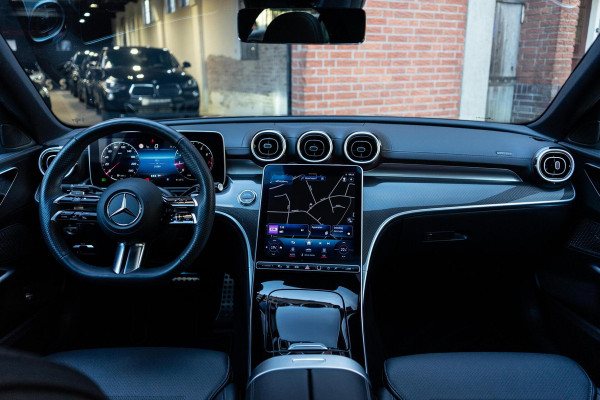 Mercedes-Benz C-Klasse 300 AMG Line Pano / 360 / Memory