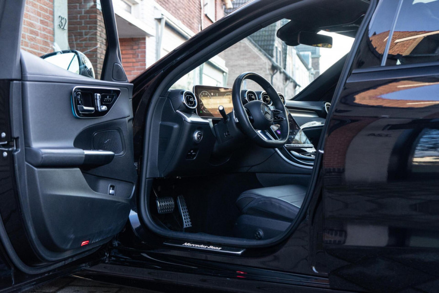 Mercedes-Benz C-Klasse 300 AMG Line Pano / 360 / Memory