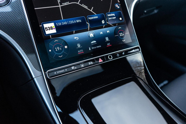 Mercedes-Benz C-Klasse 300 AMG Line Pano / 360 / Memory