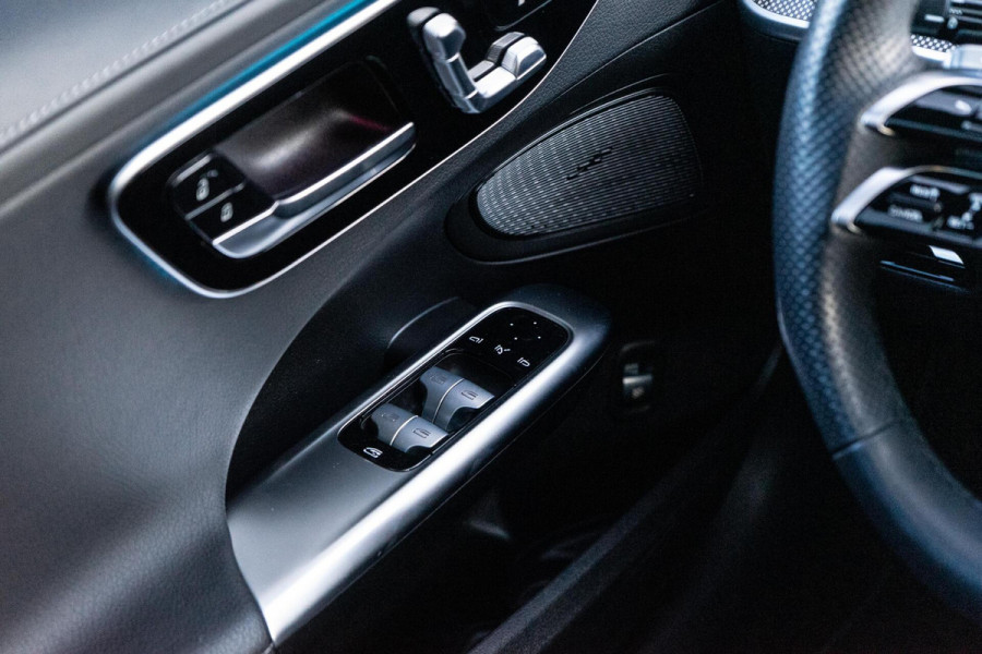 Mercedes-Benz C-Klasse 300 AMG Line Pano / 360 / Memory