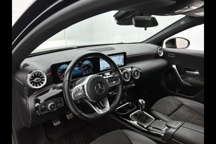 Mercedes-Benz A-Klasse 200 AMG -LINE (Dealer OnderH, Sfeerverlichting, Navigatie, StoelV, Cruise controle, Parkeersensoren, etc)