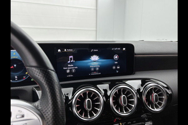 Mercedes-Benz A-Klasse 200 AMG -LINE (Dealer OnderH, Sfeerverlichting, Navigatie, StoelV, Cruise controle, Parkeersensoren, etc)