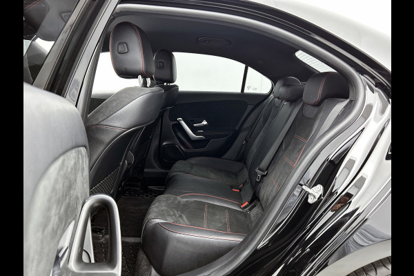 Mercedes-Benz A-Klasse 200 AMG -LINE (Dealer OnderH, Sfeerverlichting, Navigatie, StoelV, Cruise controle, Parkeersensoren, etc)