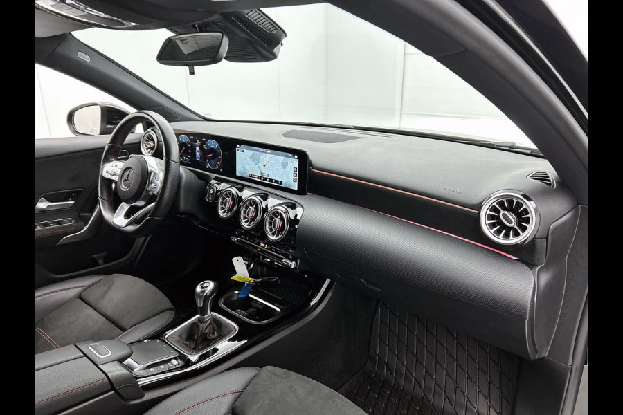Mercedes-Benz A-Klasse 200 AMG -LINE (Dealer OnderH, Sfeerverlichting, Navigatie, StoelV, Cruise controle, Parkeersensoren, etc)