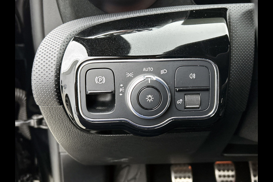 Mercedes-Benz A-Klasse 200 AMG -LINE (Dealer OnderH, Sfeerverlichting, Navigatie, StoelV, Cruise controle, Parkeersensoren, etc)