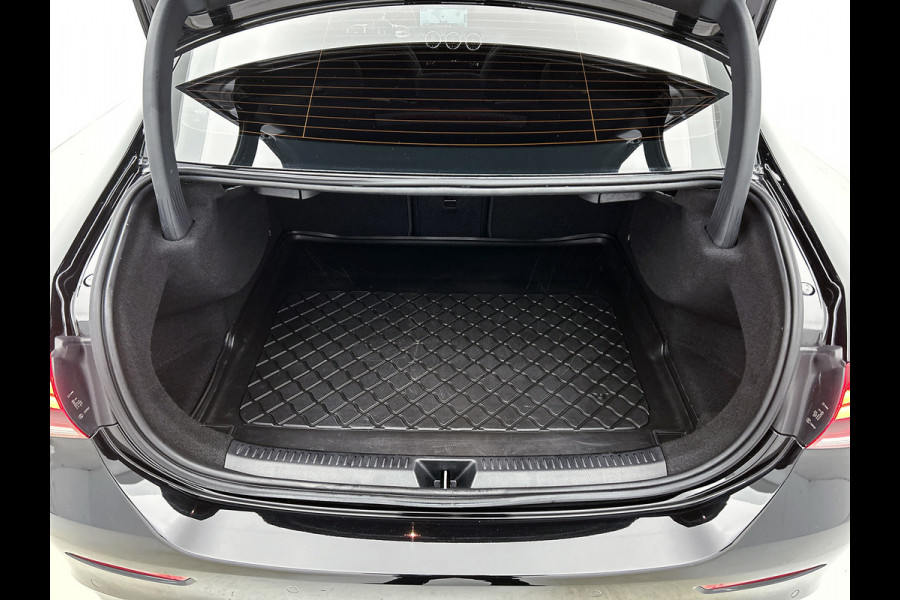 Mercedes-Benz A-Klasse 200 AMG -LINE (Dealer OnderH, Sfeerverlichting, Navigatie, StoelV, Cruise controle, Parkeersensoren, etc)