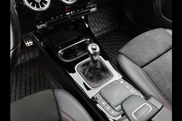 Mercedes-Benz A-Klasse 200 AMG -LINE (Dealer OnderH, Sfeerverlichting, Navigatie, StoelV, Cruise controle, Parkeersensoren, etc)