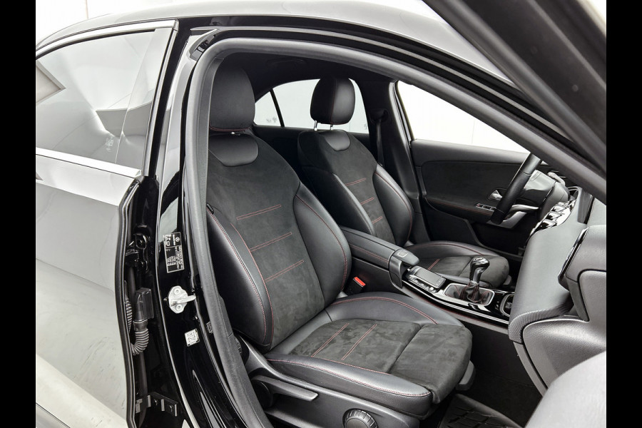 Mercedes-Benz A-Klasse 200 AMG -LINE (Dealer OnderH, Sfeerverlichting, Navigatie, StoelV, Cruise controle, Parkeersensoren, etc)