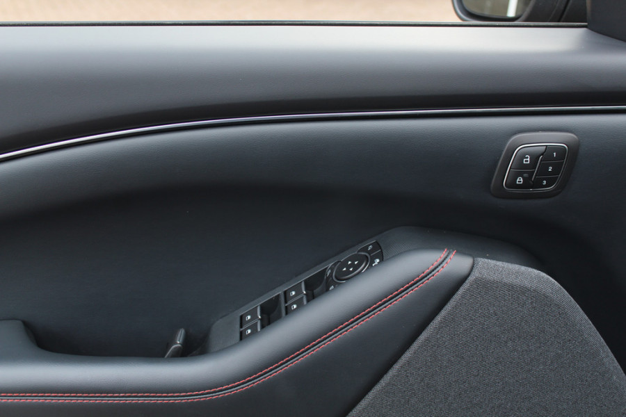 Ford Mustang Mach-E Extended AWD 98 kWh / SoH 94.1% / Trekhaak / Panoramadak / Camera / Leder / 19'' / B&O / Keyless / DAB / Dodehoek / ACC / Navigatie / Sfeerverlichting / Stoelverwarming