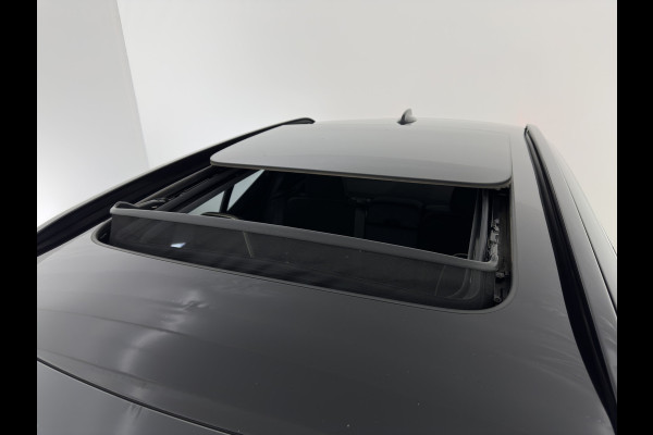 Volvo XC40 Recharge P8 AWD R-Design [ 3-Fase ] {SOH-89%} (INCL-BTW) *PANO | LEATHER-MICROFIBRE | DIGI-COCKPIT | FULL-LED | NAVI-FULLMAP | ECC | CARPLAY | PDC | KEYLESS | HEATED-SPORTSEATS | BLIS | PRIVACY-GLASS | 20"ALU*