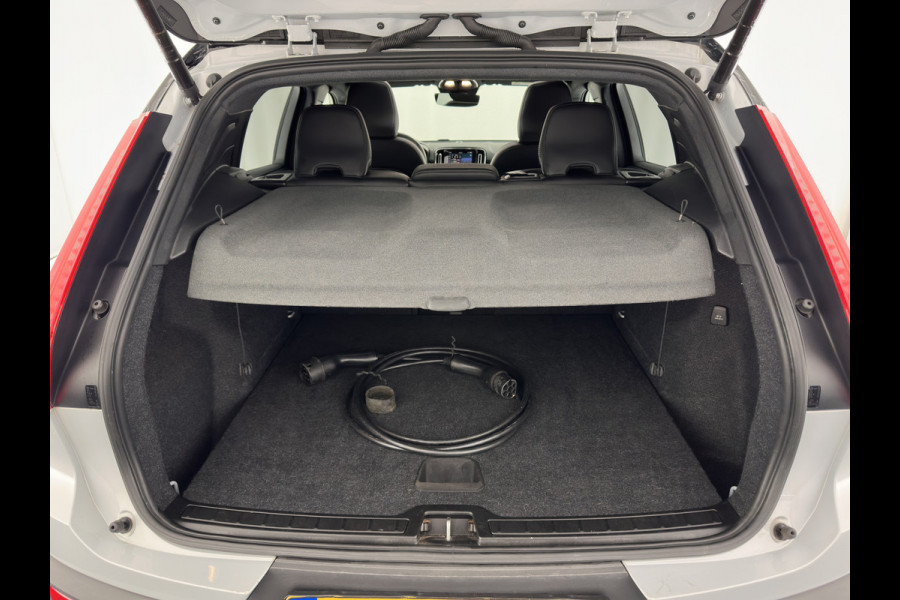 Volvo XC40 Recharge P8 AWD R-Design [ 3-Fase ] {SOH-89%} (INCL-BTW) *PANO | LEATHER-MICROFIBRE | DIGI-COCKPIT | FULL-LED | NAVI-FULLMAP | ECC | CARPLAY | PDC | KEYLESS | HEATED-SPORTSEATS | BLIS | PRIVACY-GLASS | 20"ALU*