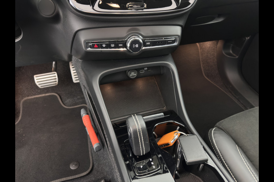 Volvo XC40 Recharge P8 AWD R-Design [ 3-Fase ] {SOH-89%} (INCL-BTW) *PANO | LEATHER-MICROFIBRE | DIGI-COCKPIT | FULL-LED | NAVI-FULLMAP | ECC | CARPLAY | PDC | KEYLESS | HEATED-SPORTSEATS | BLIS | PRIVACY-GLASS | 20"ALU*