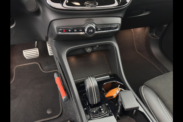 Volvo XC40 Recharge P8 AWD R-Design [ 3-Fase ] {SOH-89%} (INCL-BTW) *PANO | LEATHER-MICROFIBRE | DIGI-COCKPIT | FULL-LED | NAVI-FULLMAP | ECC | CARPLAY | PDC | KEYLESS | HEATED-SPORTSEATS | BLIS | PRIVACY-GLASS | 20"ALU*