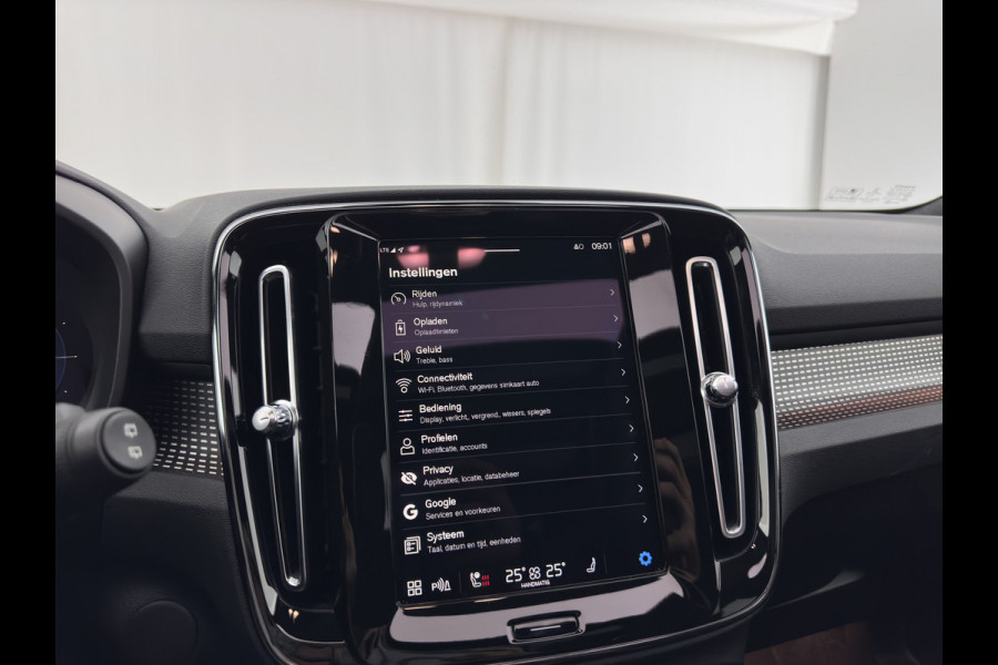 Volvo XC40 Recharge P8 AWD R-Design [ 3-Fase ] {SOH-89%} (INCL-BTW) *PANO | LEATHER-MICROFIBRE | DIGI-COCKPIT | FULL-LED | NAVI-FULLMAP | ECC | CARPLAY | PDC | KEYLESS | HEATED-SPORTSEATS | BLIS | PRIVACY-GLASS | 20"ALU*