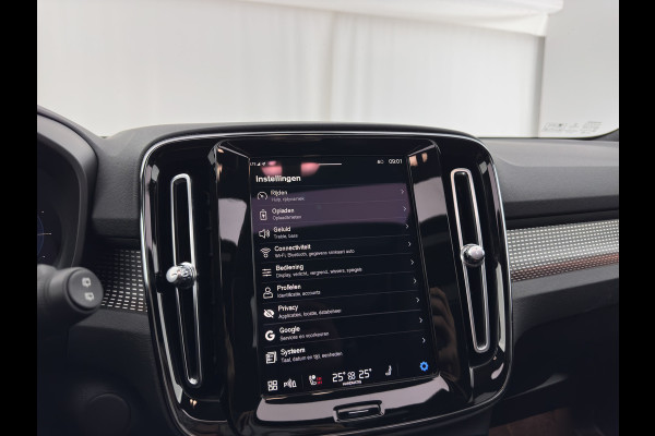 Volvo XC40 Recharge P8 AWD R-Design [ 3-Fase ] {SOH-89%} (INCL-BTW) *PANO | LEATHER-MICROFIBRE | DIGI-COCKPIT | FULL-LED | NAVI-FULLMAP | ECC | CARPLAY | PDC | KEYLESS | HEATED-SPORTSEATS | BLIS | PRIVACY-GLASS | 20"ALU*