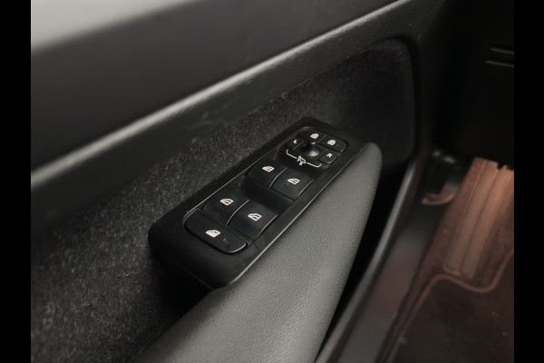 Volvo XC40 Recharge P8 AWD R-Design [ 3-Fase ] {SOH-89%} (INCL-BTW) *PANO | LEATHER-MICROFIBRE | DIGI-COCKPIT | FULL-LED | NAVI-FULLMAP | ECC | CARPLAY | PDC | KEYLESS | HEATED-SPORTSEATS | BLIS | PRIVACY-GLASS | 20"ALU*