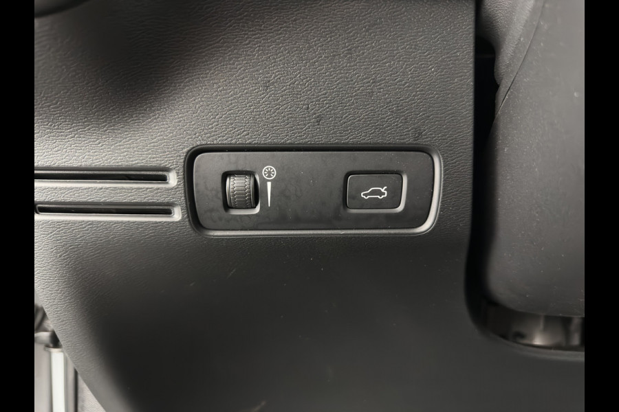 Volvo XC40 Recharge P8 AWD R-Design [ 3-Fase ] {SOH-89%} (INCL-BTW) *PANO | LEATHER-MICROFIBRE | DIGI-COCKPIT | FULL-LED | NAVI-FULLMAP | ECC | CARPLAY | PDC | KEYLESS | HEATED-SPORTSEATS | BLIS | PRIVACY-GLASS | 20"ALU*