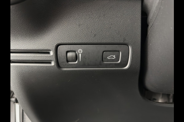 Volvo XC40 Recharge P8 AWD R-Design [ 3-Fase ] {SOH-89%} (INCL-BTW) *PANO | LEATHER-MICROFIBRE | DIGI-COCKPIT | FULL-LED | NAVI-FULLMAP | ECC | CARPLAY | PDC | KEYLESS | HEATED-SPORTSEATS | BLIS | PRIVACY-GLASS | 20"ALU*