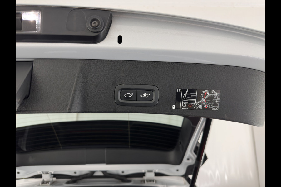 Volvo XC40 Recharge P8 AWD R-Design [ 3-Fase ] {SOH-89%} (INCL-BTW) *PANO | LEATHER-MICROFIBRE | DIGI-COCKPIT | FULL-LED | NAVI-FULLMAP | ECC | CARPLAY | PDC | KEYLESS | HEATED-SPORTSEATS | BLIS | PRIVACY-GLASS | 20"ALU*