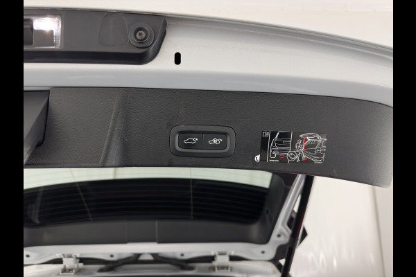 Volvo XC40 Recharge P8 AWD R-Design [ 3-Fase ] {SOH-89%} (INCL-BTW) *PANO | LEATHER-MICROFIBRE | DIGI-COCKPIT | FULL-LED | NAVI-FULLMAP | ECC | CARPLAY | PDC | KEYLESS | HEATED-SPORTSEATS | BLIS | PRIVACY-GLASS | 20"ALU*