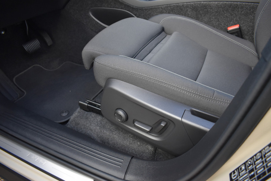 Volvo EX40 Twin Motor Performance 442PK Ultra 82 kWh Trekhaak | 20" LMV | 360 Camera | Panodak | ACC