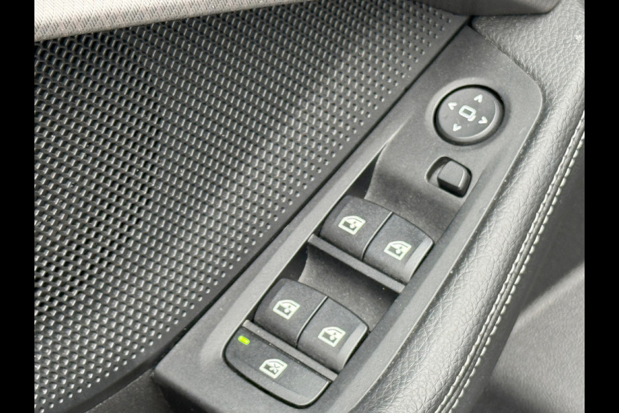 BMW 1-serie 118i Sport Line Sportstoelen|Leder|Stoelverwarming|Dealer Onderhouden