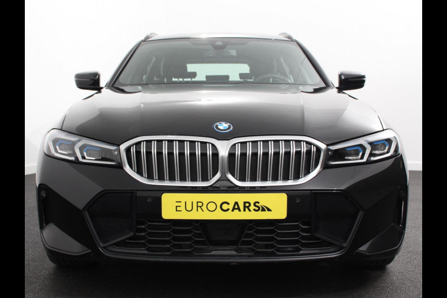 BMW 3 Serie Touring 330e Touring M Sport PHEV Navigatie Climate Control Lichtmetalen velgen LED Virtual Cockpit Parkeersensoren Voor en Achter Achteruitrijcamera Apple carplay/ Andriod auto Stoelverwarming Stuur verwarming Elektrische achterklep