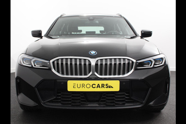 BMW 3 Serie Touring 330e Touring M Sport PHEV Navigatie Climate Control Lichtmetalen velgen LED Virtual Cockpit Parkeersensoren Voor en Achter Achteruitrijcamera Apple carplay/ Andriod auto Stoelverwarming Stuur verwarming Elektrische achterklep