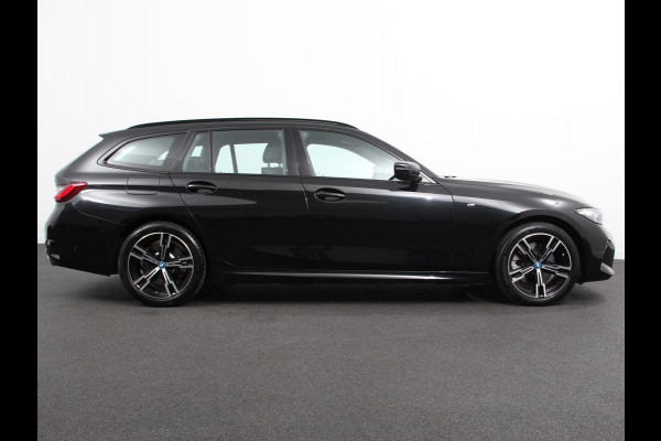 BMW 3 Serie Touring 330e Touring M Sport PHEV Navigatie Climate Control Lichtmetalen velgen LED Virtual Cockpit Parkeersensoren Voor en Achter Achteruitrijcamera Apple carplay/ Andriod auto Stoelverwarming Stuur verwarming Elektrische achterklep