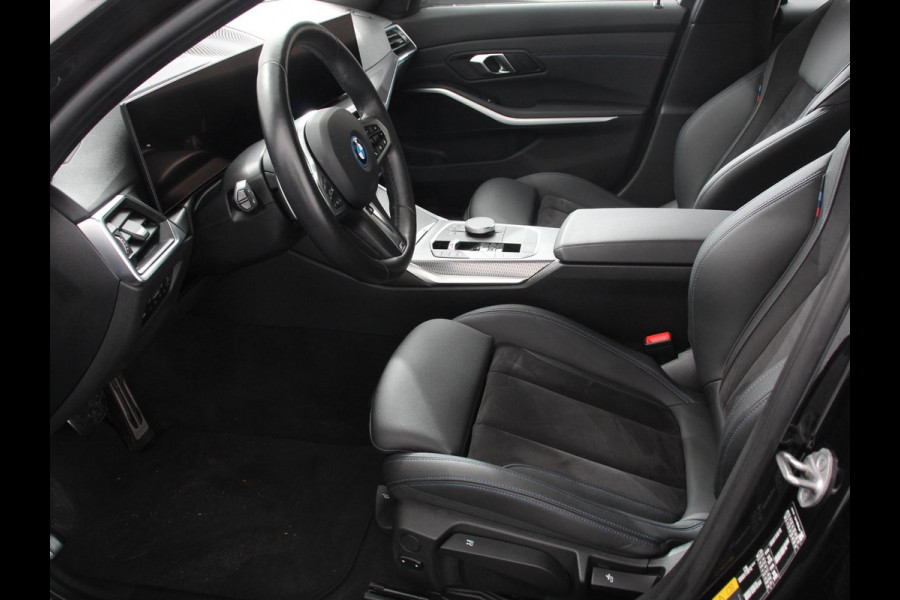 BMW 3 Serie Touring 330e Touring M Sport PHEV Navigatie Climate Control Lichtmetalen velgen LED Virtual Cockpit Parkeersensoren Voor en Achter Achteruitrijcamera Apple carplay/ Andriod auto Stoelverwarming Stuur verwarming Elektrische achterklep