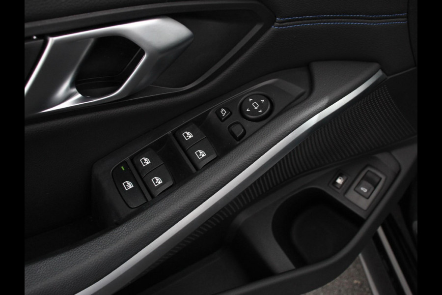 BMW 3 Serie Touring 330e Touring M Sport PHEV Navigatie Climate Control Lichtmetalen velgen LED Virtual Cockpit Parkeersensoren Voor en Achter Achteruitrijcamera Apple carplay/ Andriod auto Stoelverwarming Stuur verwarming Elektrische achterklep