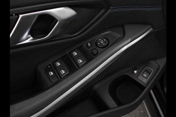 BMW 3 Serie Touring 330e Touring M Sport PHEV Navigatie Climate Control Lichtmetalen velgen LED Virtual Cockpit Parkeersensoren Voor en Achter Achteruitrijcamera Apple carplay/ Andriod auto Stoelverwarming Stuur verwarming Elektrische achterklep