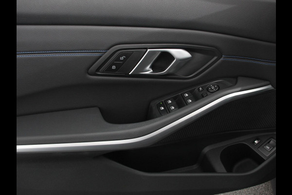 BMW 3 Serie Touring 330e Touring M Sport PHEV Navigatie Climate Control Lichtmetalen velgen LED Virtual Cockpit Parkeersensoren Voor en Achter Achteruitrijcamera Apple carplay/ Andriod auto Stoelverwarming Stuur verwarming Elektrische achterklep