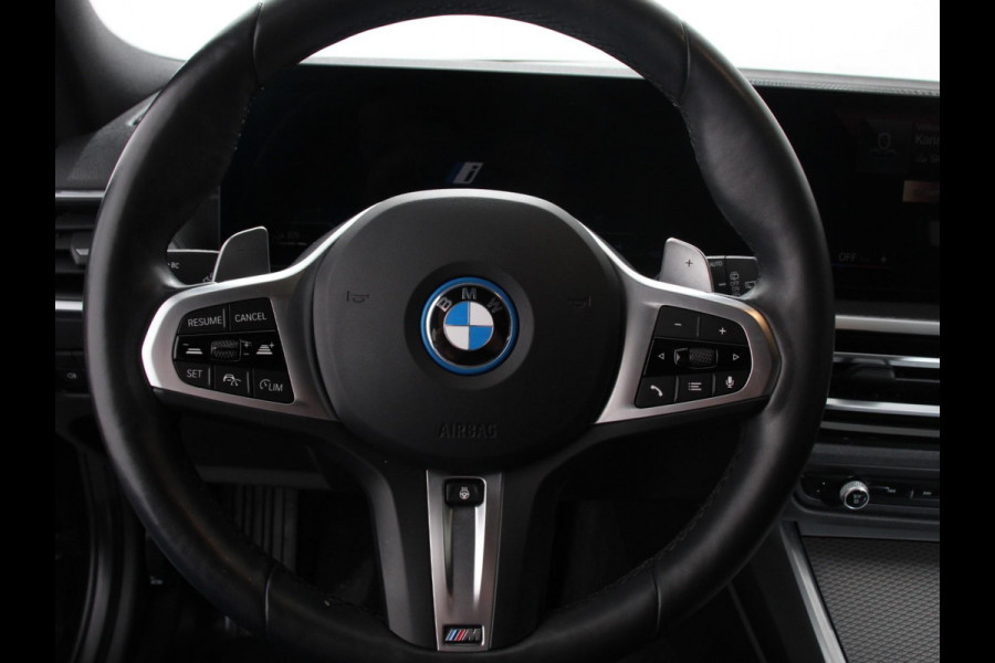 BMW 3 Serie Touring 330e Touring M Sport PHEV Navigatie Climate Control Lichtmetalen velgen LED Virtual Cockpit Parkeersensoren Voor en Achter Achteruitrijcamera Apple carplay/ Andriod auto Stoelverwarming Stuur verwarming Elektrische achterklep