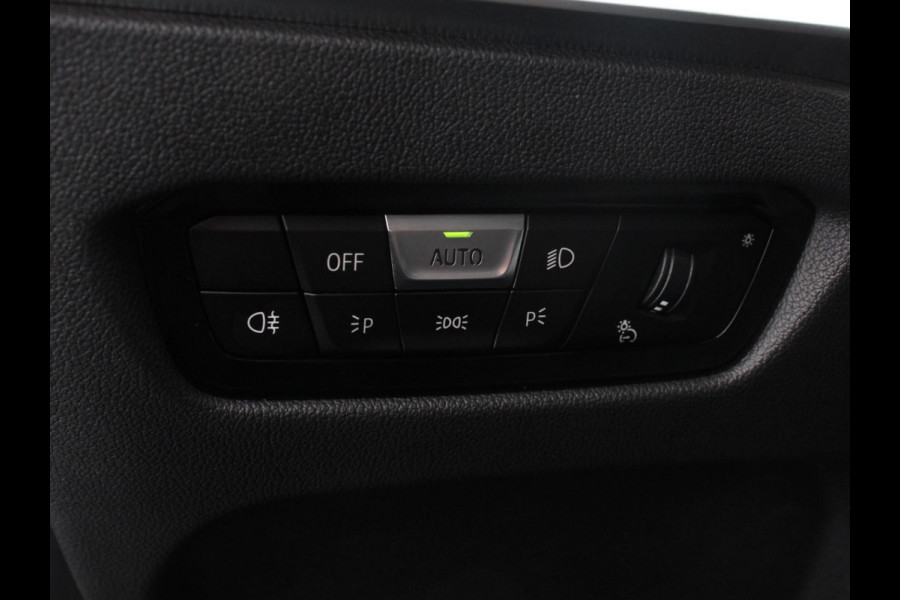 BMW 3 Serie Touring 330e Touring M Sport PHEV Navigatie Climate Control Lichtmetalen velgen LED Virtual Cockpit Parkeersensoren Voor en Achter Achteruitrijcamera Apple carplay/ Andriod auto Stoelverwarming Stuur verwarming Elektrische achterklep