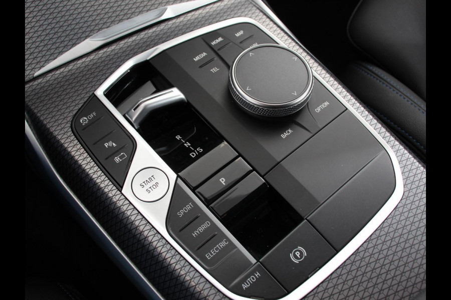 BMW 3 Serie Touring 330e Touring M Sport PHEV Navigatie Climate Control Lichtmetalen velgen LED Virtual Cockpit Parkeersensoren Voor en Achter Achteruitrijcamera Apple carplay/ Andriod auto Stoelverwarming Stuur verwarming Elektrische achterklep