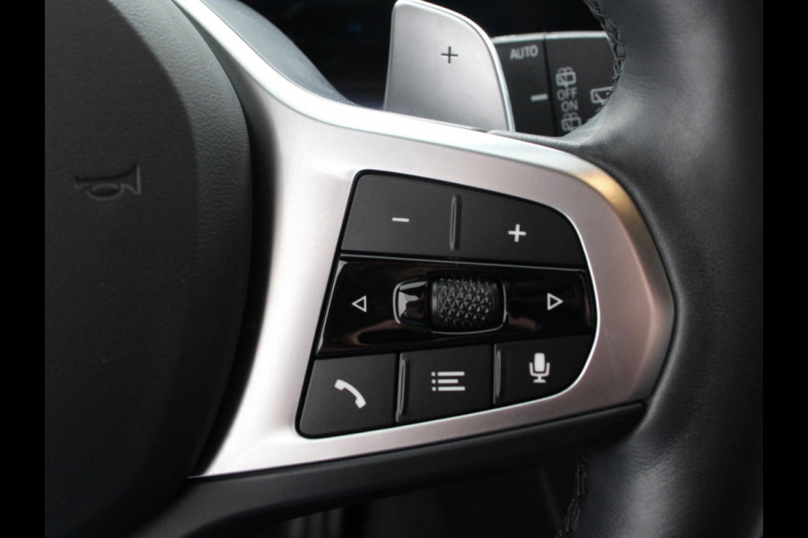 BMW 3 Serie Touring 330e Touring M Sport PHEV Navigatie Climate Control Lichtmetalen velgen LED Virtual Cockpit Parkeersensoren Voor en Achter Achteruitrijcamera Apple carplay/ Andriod auto Stoelverwarming Stuur verwarming Elektrische achterklep
