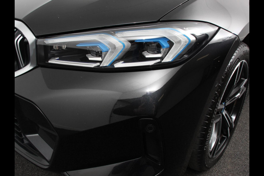 BMW 3 Serie Touring 330e Touring M Sport PHEV Navigatie Climate Control Lichtmetalen velgen LED Virtual Cockpit Parkeersensoren Voor en Achter Achteruitrijcamera Apple carplay/ Andriod auto Stoelverwarming Stuur verwarming Elektrische achterklep