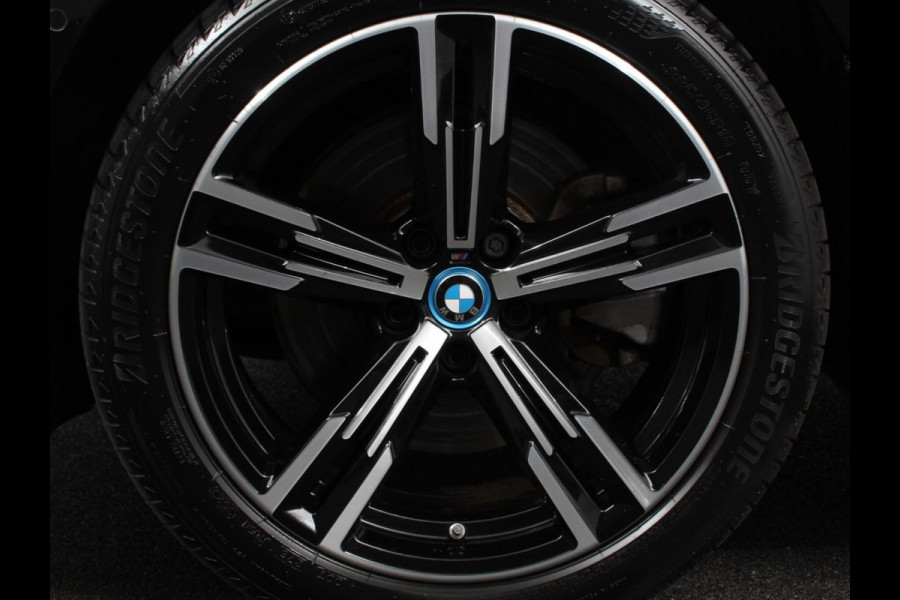 BMW 3 Serie Touring 330e Touring M Sport PHEV Navigatie Climate Control Lichtmetalen velgen LED Virtual Cockpit Parkeersensoren Voor en Achter Achteruitrijcamera Apple carplay/ Andriod auto Stoelverwarming Stuur verwarming Elektrische achterklep