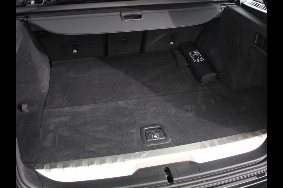 BMW 3 Serie Touring 330e Touring M Sport PHEV Navigatie Climate Control Lichtmetalen velgen LED Virtual Cockpit Parkeersensoren Voor en Achter Achteruitrijcamera Apple carplay/ Andriod auto Stoelverwarming Stuur verwarming Elektrische achterklep