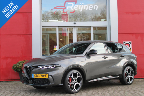 Alfa Romeo Tonale 1.5T 160PK Hybrid VELOCE | PREMIUM PACK: LEDEREN BEKLEDING/GEVENTILEERDE VOORSTOELEN/4-VOUDIG ELEKTRISCH VERSTELBARE LENDESTEUN VOORSTOELEN/HOOGGLANS ZWARTE RAAMOMLIJSTING/AMBIENT LIGHTING | TECHNOLOGY PACK: PARKEERWAARSCHUWING VOOR EN ACHTER/360° CAMERA/AUTOMATISCH INPARKEREN/ AUTONOMOUS DRIVING LEVEL 2: ADAPTIVE CRUISE CONTROL/LANE CENTERING ASSIST/TRAFFIC JAM ASSIST DODEHOEK DETECTIE AUTOMATISCH DIMMENDE BUITENSPIEGELS ELEKTRISCH BEDIENBARE ACHTERKLEP | WINTERPACK: STOELVERWARMING VOOR/STUURVERWARMING/VERWARMBARE RUITENSPROEIERS | 19" LICHTMETALEN VELGEN  | DRAADLOZ