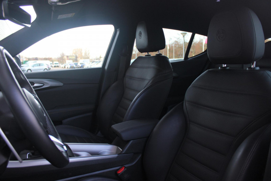 Alfa Romeo Tonale 1.5T 160PK Hybrid VELOCE | PREMIUM PACK: LEDEREN BEKLEDING/GEVENTILEERDE VOORSTOELEN/4-VOUDIG ELEKTRISCH VERSTELBARE LENDESTEUN VOORSTOELEN/HOOGGLANS ZWARTE RAAMOMLIJSTING/AMBIENT LIGHTING | TECHNOLOGY PACK: PARKEERWAARSCHUWING VOOR EN ACHTER/360° CAMERA/AUTOMATISCH INPARKEREN/ AUTONOMOUS DRIVING LEVEL 2: ADAPTIVE CRUISE CONTROL/LANE CENTERING ASSIST/TRAFFIC JAM ASSIST DODEHOEK DETECTIE AUTOMATISCH DIMMENDE BUITENSPIEGELS ELEKTRISCH BEDIENBARE ACHTERKLEP | WINTERPACK: STOELVERWARMING VOOR/STUURVERWARMING/VERWARMBARE RUITENSPROEIERS | 19" LICHTMETALEN VELGEN  | DRAADLOZ