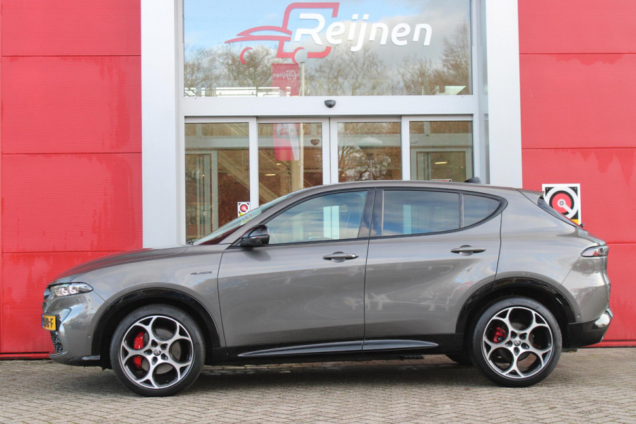 Alfa Romeo Tonale 1.5T 160PK Hybrid VELOCE | PREMIUM PACK: LEDEREN BEKLEDING/GEVENTILEERDE VOORSTOELEN/4-VOUDIG ELEKTRISCH VERSTELBARE LENDESTEUN VOORSTOELEN/HOOGGLANS ZWARTE RAAMOMLIJSTING/AMBIENT LIGHTING | TECHNOLOGY PACK: PARKEERWAARSCHUWING VOOR EN ACHTER/360° CAMERA/AUTOMATISCH INPARKEREN/ AUTONOMOUS DRIVING LEVEL 2: ADAPTIVE CRUISE CONTROL/LANE CENTERING ASSIST/TRAFFIC JAM ASSIST DODEHOEK DETECTIE AUTOMATISCH DIMMENDE BUITENSPIEGELS ELEKTRISCH BEDIENBARE ACHTERKLEP | WINTERPACK: STOELVERWARMING VOOR/STUURVERWARMING/VERWARMBARE RUITENSPROEIERS | 19" LICHTMETALEN VELGEN  | DRAADLOZ